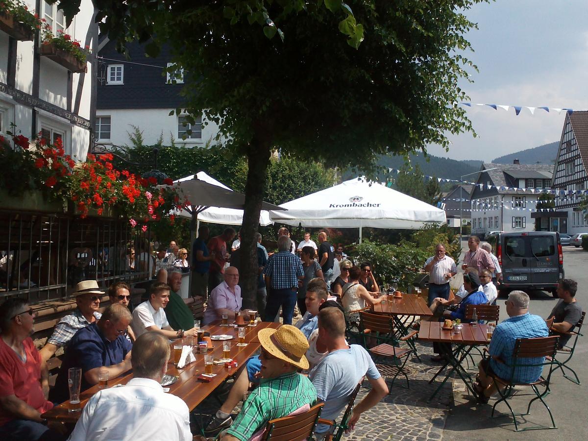 Hotel Gasthof Zu Den Linden Oberhundem Bagian luar foto